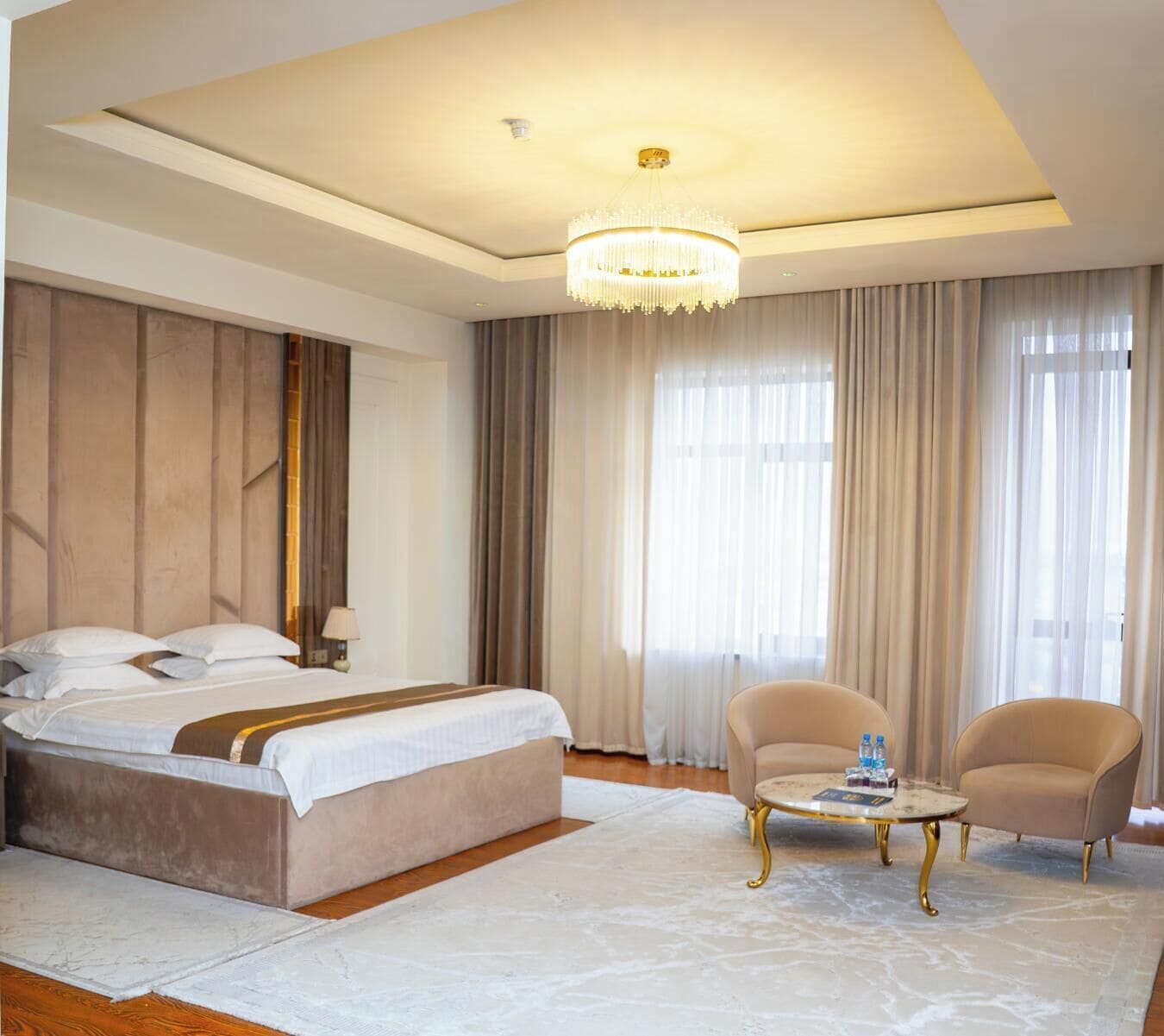 Phòng đôi Deluxe | Két bảo mật tại phòng, bàn, khu vực làm việc phù hợp cho laptop 