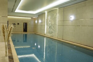 Una piscina cubierta