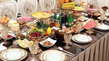 Café da manhã com buffet grátis todos os dias