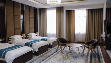 Quarto triplo luxo | Cofres nos quartos, escrivaninha, espaço de trabalho para notebook