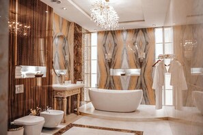 Regadera, secadora de cabello, pantuflas, toallas 