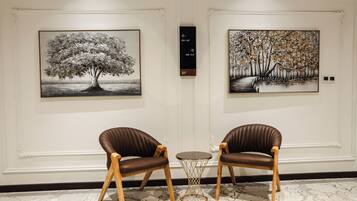 객실 내 금고, 책상, 노트북 작업 공간, 암막 커튼