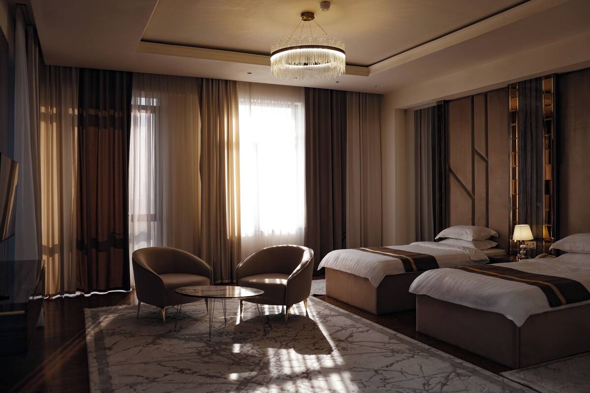 Tvåbäddsrum Deluxe - utsikt mot staden | Värdeförvaringsskåp på rummet, skrivbord och arbetsyta för laptop