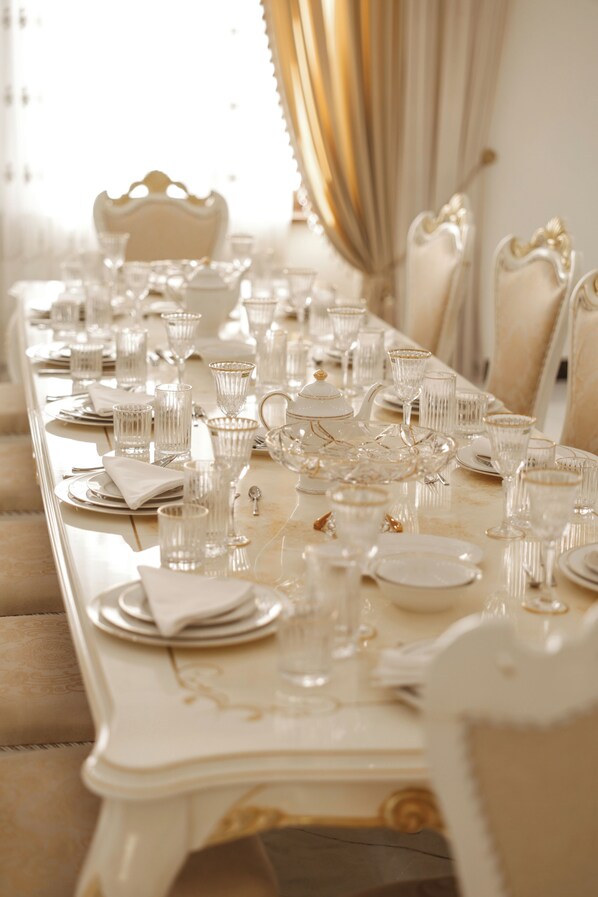 Cofres nos quartos, escrivaninha, espaço de trabalho para notebook