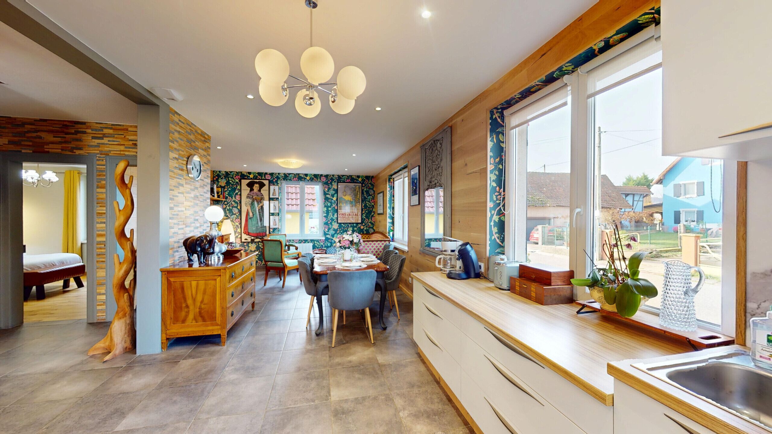 Een koelkast, een magnetron, een oven, een vaatwasser