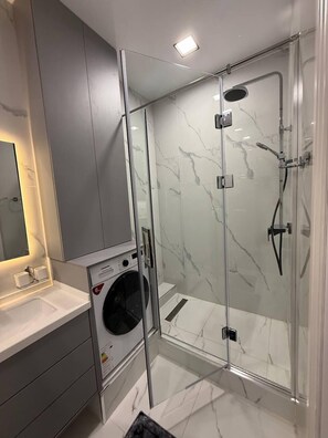 Comfort-huoneisto, kaupunkinäköala | Kylpyhuone