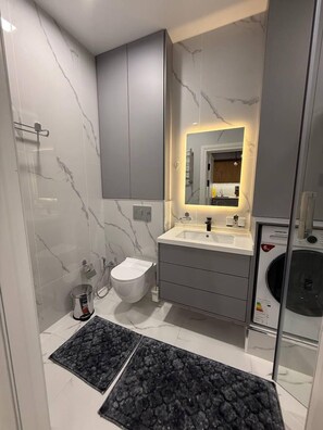 Căn hộ tiện nghi đơn giản, quang cảnh thành phố | Phòng tắm