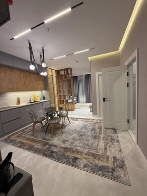 Căn hộ tiện nghi đơn giản, quang cảnh thành phố | Bàn ủi/dụng cụ ủi quần áo, truy cập Internet không dây miễn phí