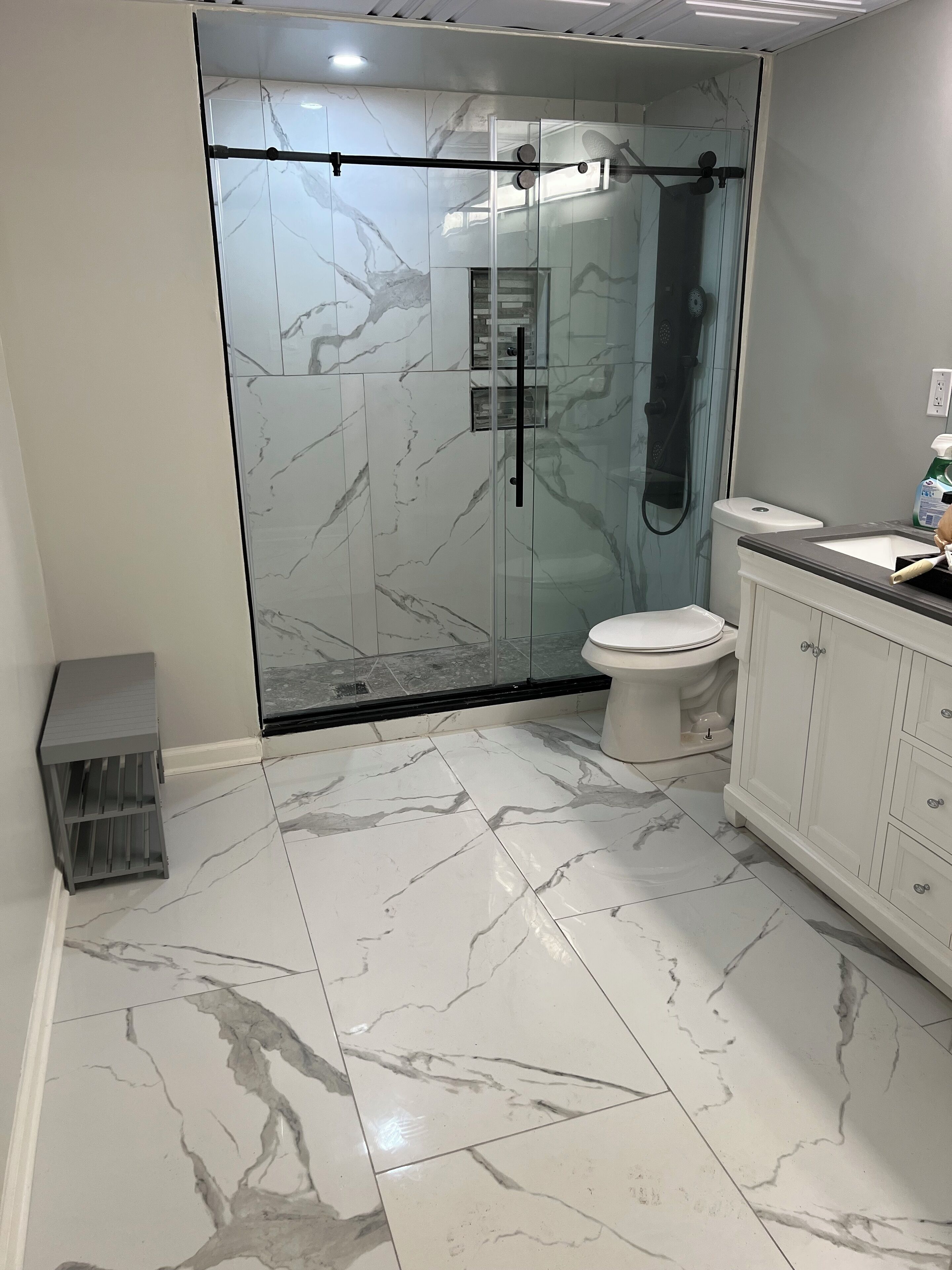 Serviettes fournies, savon, papier de toilette