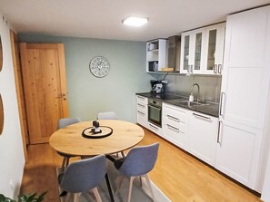 ثلاجة، ميكروويف، غسالة أطباق، مستلزمات طهي/أطباق/أوعية