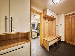 Un baño moderno con tocador, espejo y perchero.