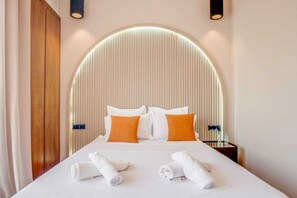 Escritorio, tabla de planchar con plancha, wifi gratis y ropa de cama 
