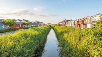 Ein Kanal, gesäumt von bunten Häusern, mit blauem Himmel.