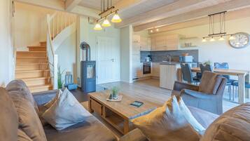 Una televisión, una chimenea