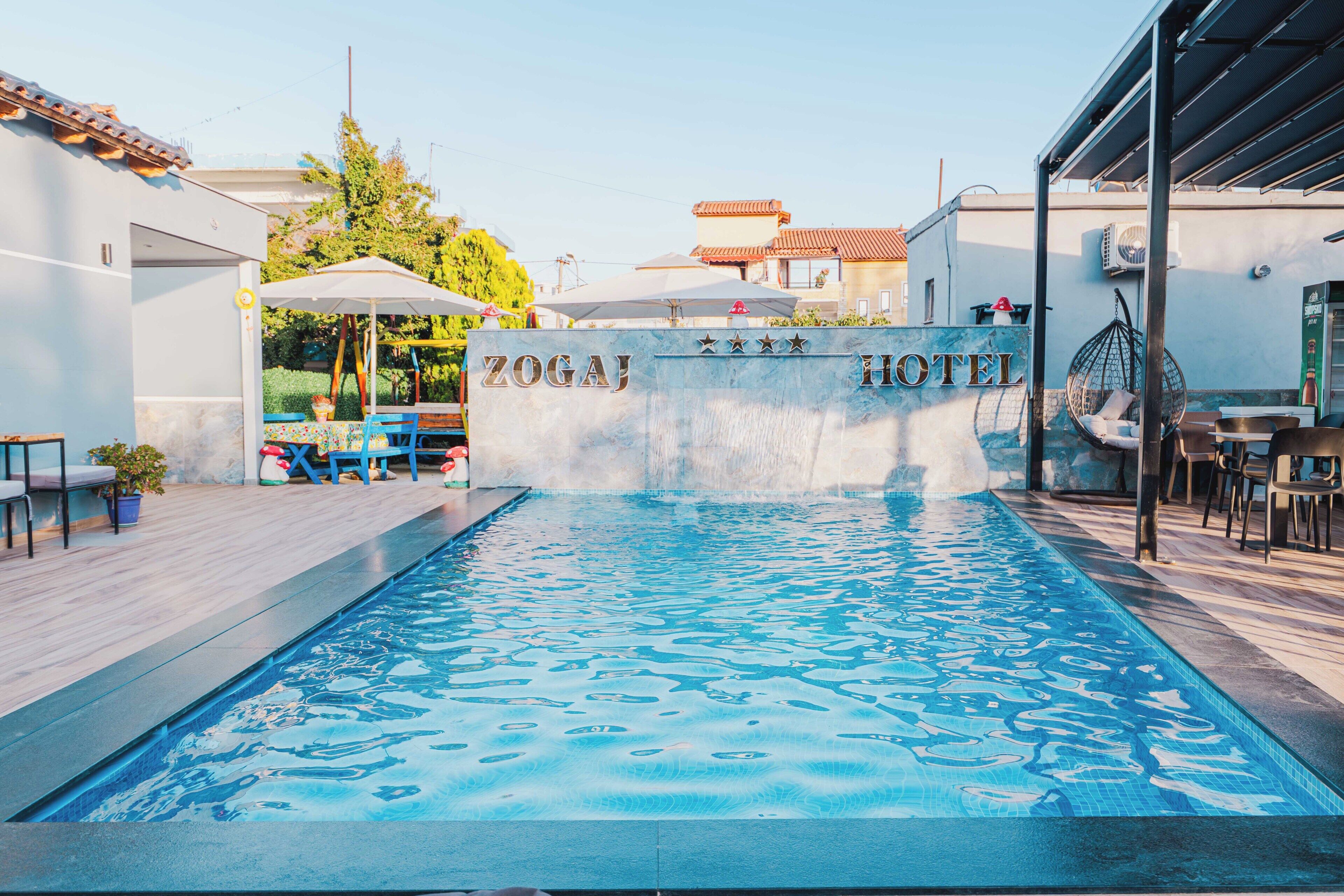 Una piscina al aire libre
