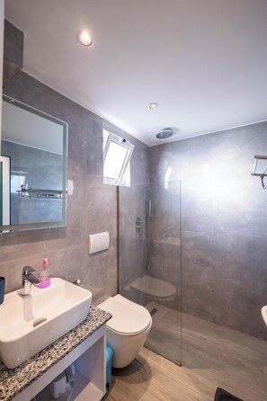 Deluxe Triple Room | Bathroom - Hotel Zogaj (Ksamil)
