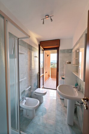 Shower, hair dryer, bidet, towels - Pythagoras Apartment (Verona)