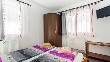 8 quartos, ferros/tábuas de passar roupa, Wi-Fi, roupa de cama