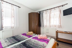 8 bedrooms, iron/ironing board, WiFi, bed sheets