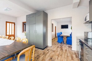 Microwave, oven, stovetop, dishwasher