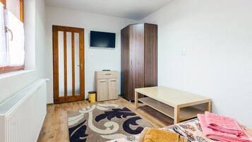 8 bedrooms, iron/ironing board, WiFi, bed sheets