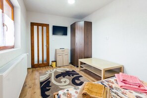 8 quartos, ferros/tábuas de passar roupa, Wi-Fi, roupa de cama