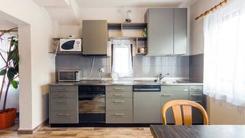 Mikrobølgeovn, ovn, kokeplater og oppvaskmaskin