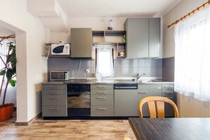 Mikrobølgeovn, ovn, kokeplater og oppvaskmaskin