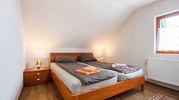 8 habitaciones, tabla de planchar con plancha, wifi y ropa de cama