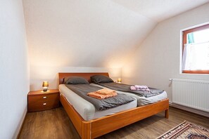 8 habitaciones, tabla de planchar con plancha, wifi y ropa de cama