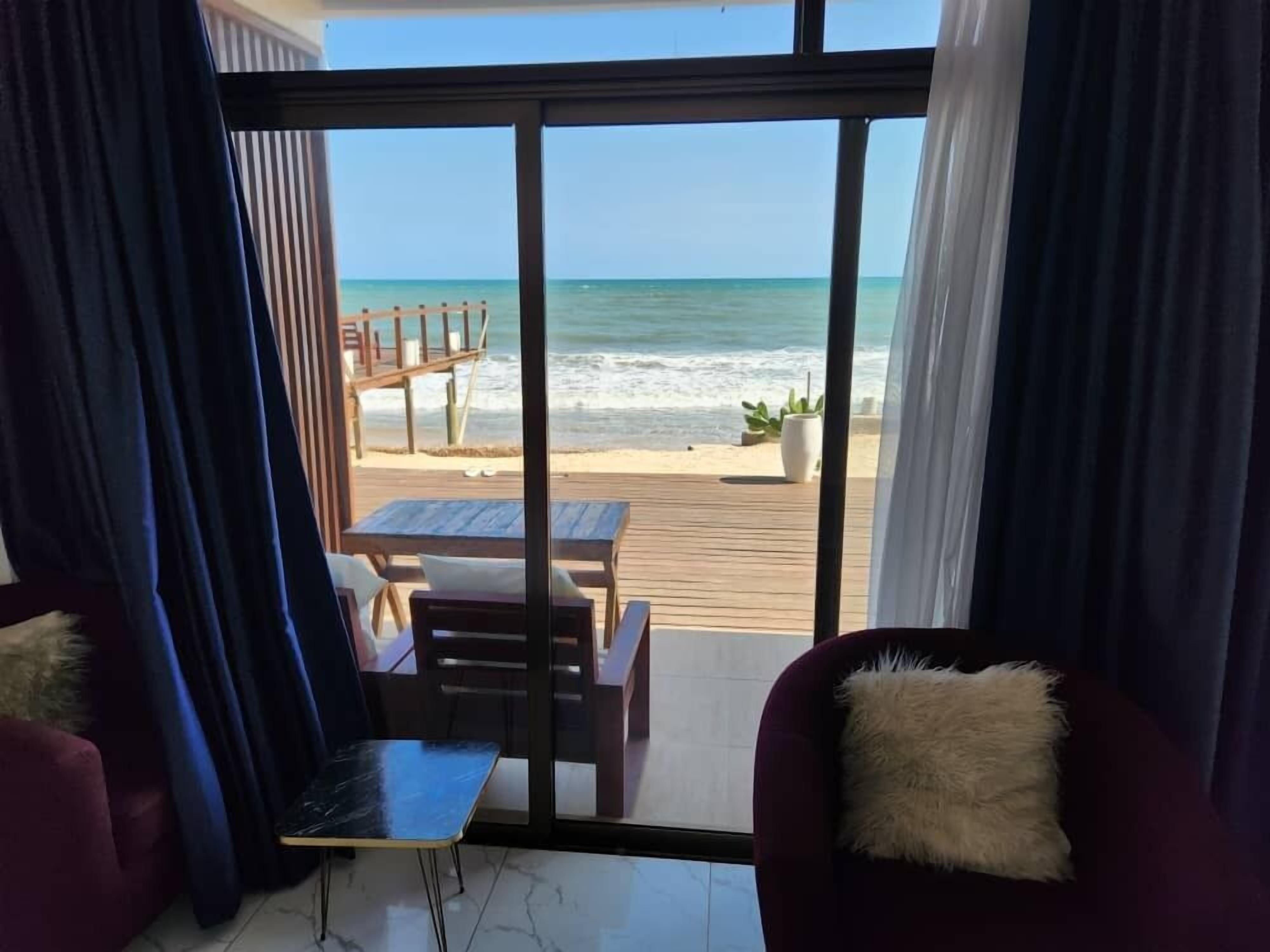 Deluxe-sviitti, 1 suuri parisänky, merinäköala, rannan lähellä | Ylelliset vuodevaatteet, minibaari, työpöytä