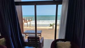 Suite Deluks, 1 Tempat Tidur King, pemandangan laut, menghadap pantai | Seprai premium, minibar, meja kerja, dan ruang kerja ramah laptop