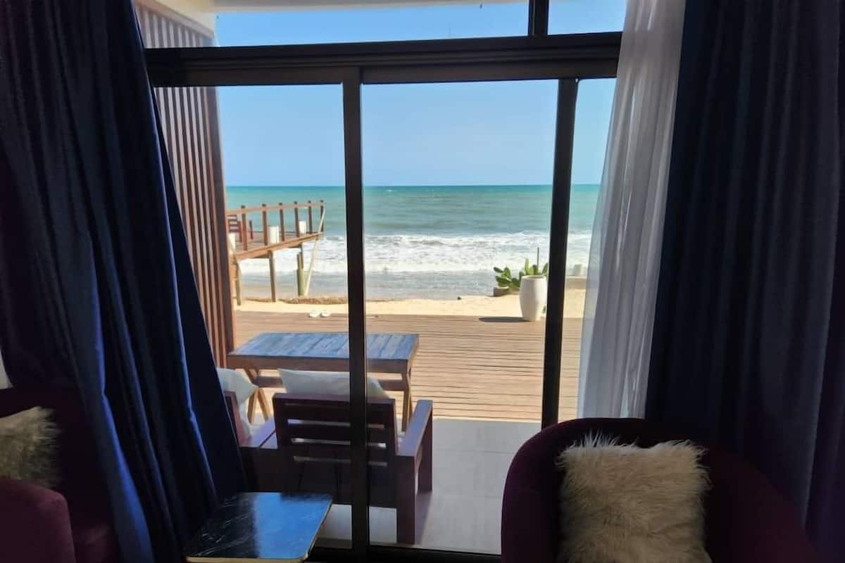 Deluxe-sviitti, 1 suuri parisänky, merinäköala, rannan lähellä | Työpöytä, kannettavalle tietokoneelle sopiva työtila