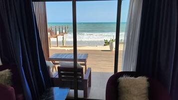 Deluxe-sviitti, 1 suuri parisänky, merinäköala, rannan lähellä | Työpöytä, kannettavalle tietokoneelle sopiva työtila