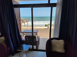 Deluxe-sviitti, 1 suuri parisänky, merinäköala, rannan lähellä | Työpöytä, kannettavalle tietokoneelle sopiva työtila