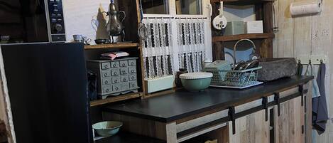 Réfrigérateur, micro-ondes, four, plaque de cuisson