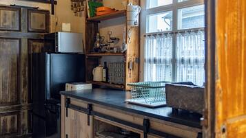 Køleskab, mikrobølgeovn, ovn, kogeplade