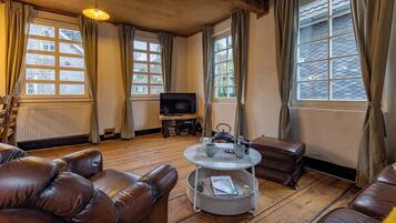 Tv, pejs, dvd-afspiller, bøger