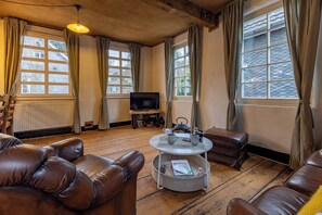 TV, lareira, DVD player, livros