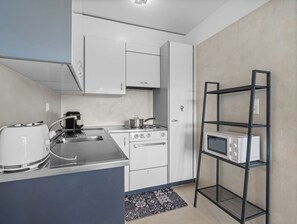 Refrigerador, microondas, horno y utensilios de cocina 