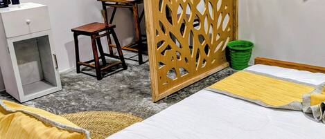 Rom – deluxe, byutsikt | Strykejern/-brett og wi-fi (inkludert)