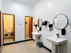 Regadera, secadora de cabello, toallas, jabón