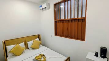 Comfort Room | Iron/ironing board, free WiFi