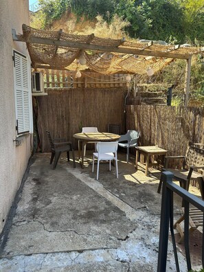Outdoor dining - 3-bedroom house, close to beaches, quiet Ideal for family or friends. Air-conditioned (Venzolasca)