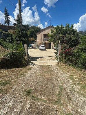 Property grounds - 3-bedroom house, close to beaches, quiet Ideal for family or friends. Air-conditioned (Venzolasca)