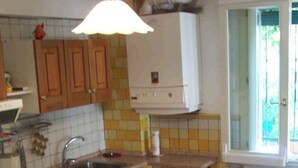 A compact kitchen with a washing machine, a sink, and a window. - Cozy house in the heart of the Euganean Hills, a stone's throw from the center of Este. (Este)