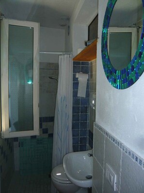 Shower, hair dryer, towels, soap - Cozy house in the heart of the Euganean Hills, a stone's throw from the center of Este. (Este)