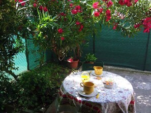 Outdoor dining - Cozy house in the heart of the Euganean Hills, a stone's throw from the center of Este. (Este)