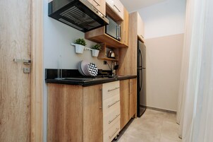 Geladeira, micro-ondas, fogão, cooktop