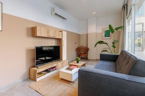 Appartement, 2 slaapkamers, uitzicht op de binnenplaats | Woonruimte | Een 55-inch smart-tv met digitale zenders en streamingdiensten